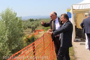 Mauro Mazzola spiega a Enrico Panunzi dove deve passare la Trasversale