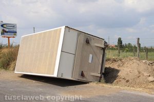 L'autocarro ribaltato sulla Cassia Nord
