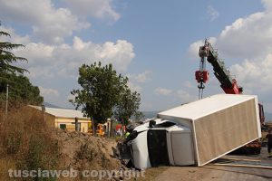 L'autocarro ribaltato sulla Cassia Nord - Il recupero da parte dei vigili del fuoco