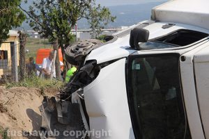L'autocarro ribaltato sulla Cassia Nord