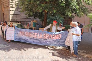 Arsenico - La protesta sotto la provincia