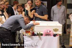 Orte scalo - Neonata uccisa - Il padre della piccola Giulia durante i funerali