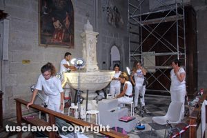 Viterbo - Unitus - Il cantiere di colle del duomo - Studenti restaurano fonte battesimale di Francesco d'Ancona