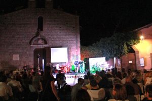 Viterbo - Piazza del Gesù - Gente distratta al JazzUp