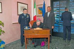 Monsignor Marcianò firma l'albo d'onore 