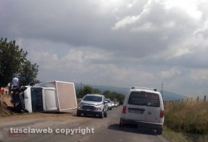 L'autocarro ribaltato sulla Cassia Nord