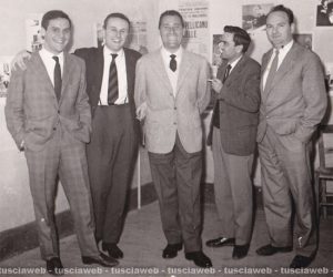 Viterbo - Il Palazzaccio (via del Collegio) - Provino per la scelta di alcune comparse - Alla destra di Alberto Sordi, Vincenzo Ceniti; alla sua sinistra, Alberto Corinti e Franco Mattioli