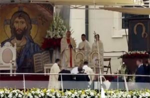 Papa Francesco inciampa e cade