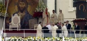 Papa Francesco inciampa e cade