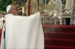 Papa Francesco inciampa e cade