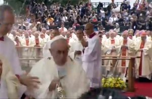Papa Francesco inciampa e cade