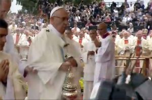 Papa Francesco inciampa e cade