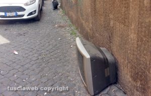Viterbo - Tv abbandonato in via del Pavone