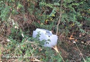Viterbo - Il frigo abbandonato in strada Respoglio