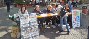 Il banchetto per la raccolta di firme per i referendum