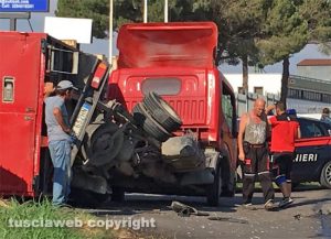 Viterbo - Tuscanese - Scontro auto-camion, rimorchio si ribalta