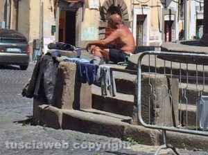 Viterbo - Piazza San Faustino - Mezzo nudo si lava e lava i vestiti nella fontana