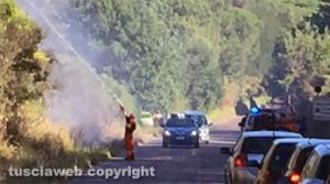 Viterbo - Incendio sulla Sammartinese, traffico in tilt