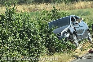 Viterbo - Auto fuori strada sulla Cassia Sud