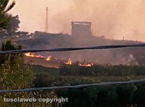 Tarquinia - Incendio lungo la ferrovia Roma - Genova