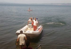 Vigili del fuoco in azione nel lago di Bolsena