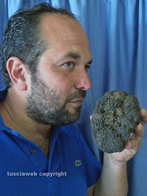 Viterbo - Il tartufo di oltre mezzo chilo ritrovato questa mattina 