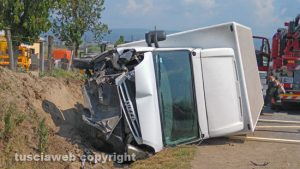 Viterbo - Il camion ribaltato sulla Cassia nord