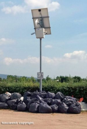 Viterbo - Rifiuti nel parcheggio delle piscine Carletti
