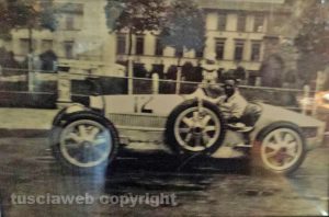 Il commendator Claudio Taurchini con una Bugatti da corsa nel 1935