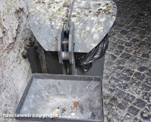 Viterbo - Cestino sporco a Corso Italia