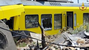 Bari - Schianto fra due treni