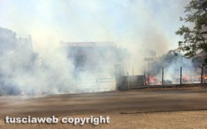 Viterbo - Casa cantoniera in fiamme, chiusa la Cassia nord