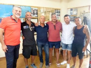 Foto di gruppo del campione Pizziconi coi paracadutisti di Tarquinia 