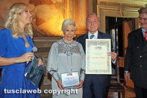 Viterbo - Caffeina Polis premia il made in Italy - Al centro Anna Fendi e Gianni Letta
