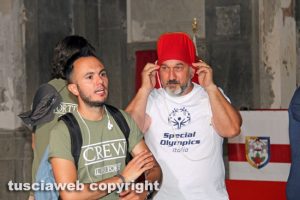 La troupe di Dmax nella chiesa dell'ex Pace