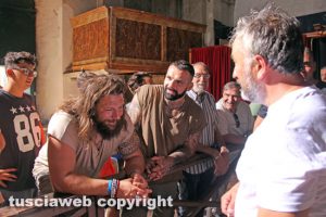 Martin Castrogiovanni e Alessio Sacara nella chiesa dell'ex Pace con la troupe Dmax