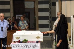 Orte scalo - Neonata uccisa - La nonna della piccola Giulia durante i funerali