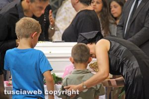 Orte scalo - I funerali della piccola Giulia - Il fratellino lascia il peluche accanto alla bara