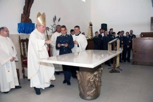 La benedizione dell'altare della nuova chiesa 