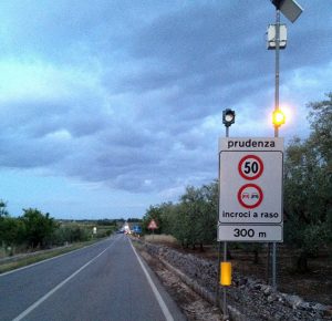 Segnali stradali alimentati da pannelli solari
