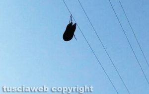 Viterbo - Scarpe sui fili elettrici in strada Sasso San Pellegrino