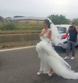 La sposa bloccata nel traffico sulla Pontina