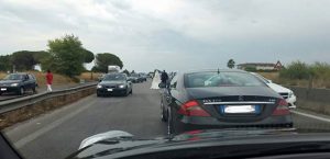 La sposa bloccata nel traffico sulla Pontina