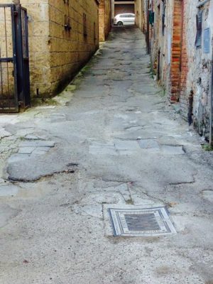 Acquapendente - Strada dissestata in via Troilo Accorsini