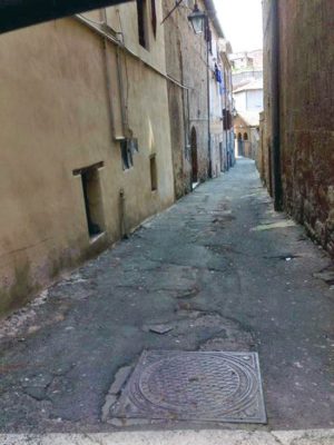 Acquapendente - Strada dissestata in via Troilo Accorsini
