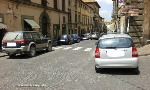 Viterbo - Parcheggio selvaggio in via Cavour