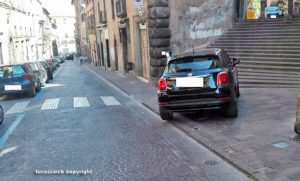 Viterbo - Parcheggio selvaggio in via Cavour
