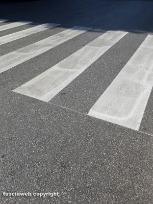 Sutri - Via della Stazione - Strisce pedonali riverniciate male