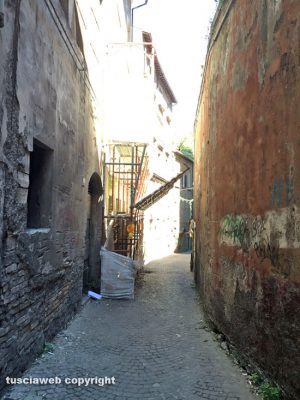 Viterbo - Via del Ganfione nel degrado