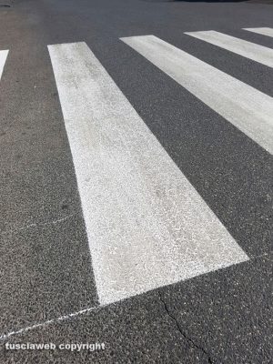 Sutri - Via della Stazione - Strisce pedonali riverniciate male